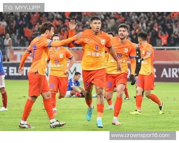 山东泰山队备战上海海港队赛前训练全景展现团队士气与战术准备